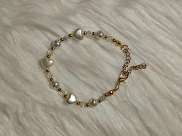 Armband mit Herzperlen