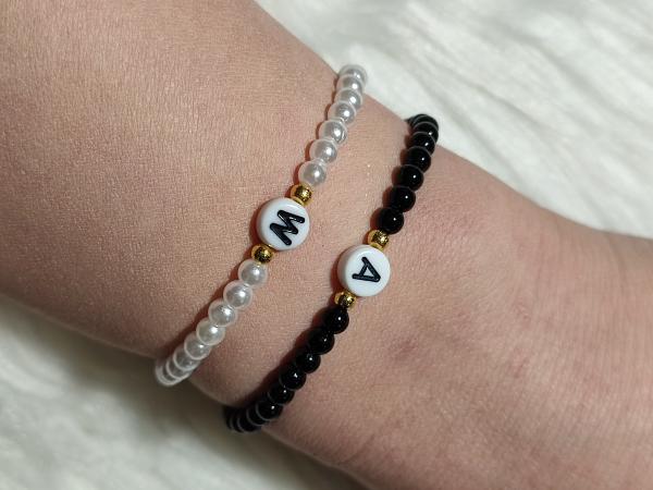 Partnerarmbänder mit Anfangsbuchstaben