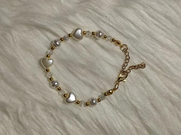 Armband mit Herzperlen